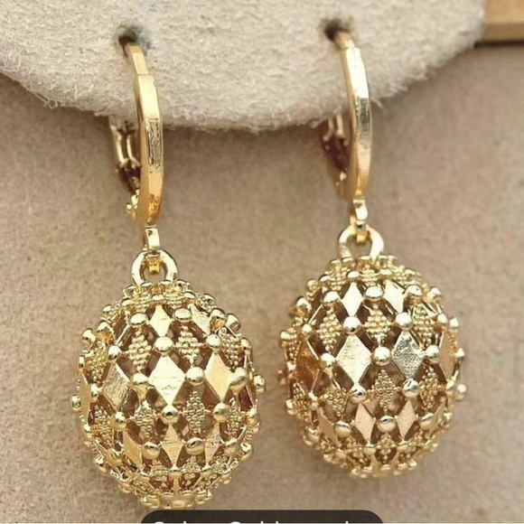 Elegant Gold Mesh Earrings - Picture 3 of 6